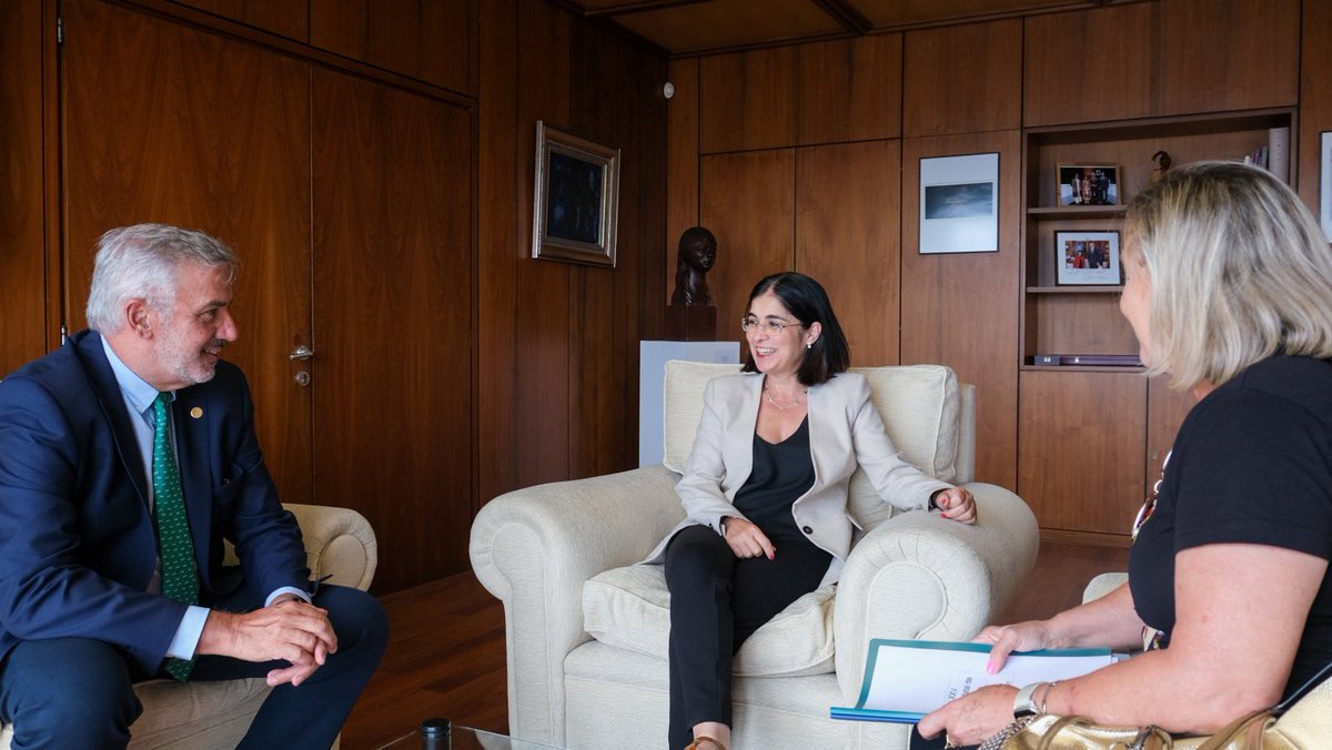 Gracias al Rector <a href="/lluisserramajem/">Lluis Serra Majem</a> de la <a href="/ULPGC/">ULPGC</a> y la defensora de la Comunidad Universitaria, por el encuentro que hemos mantenido en el @AyuntamientoLPA para abordar juntos los retos de presente y futuro. 

El conocimiento académico es fundamental para seguir avanzando.