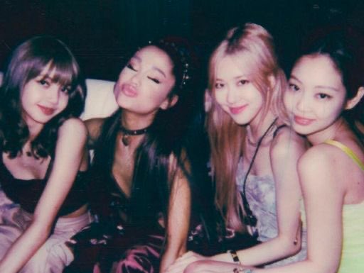 arininfeta's tweet photo. eu sabia que a maldição da rose ia pegar na ariana uma hora https://t.co/h1JfvHxm68