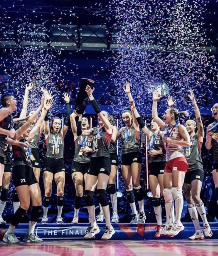 Türk kadını böyledir işte..Bir pasör çaprazı hücuma geçer kız çocuklarının eğitimine karşı çıkanlara atak yapar. “Kime göre neye göre çocuk”diyenlere etkili smacı yapıştırır. Sahiplendirmek isteyene blok koyar. O son top yere değene kadar.. Biz bitti demeden bitmez #Türkkadını 👊