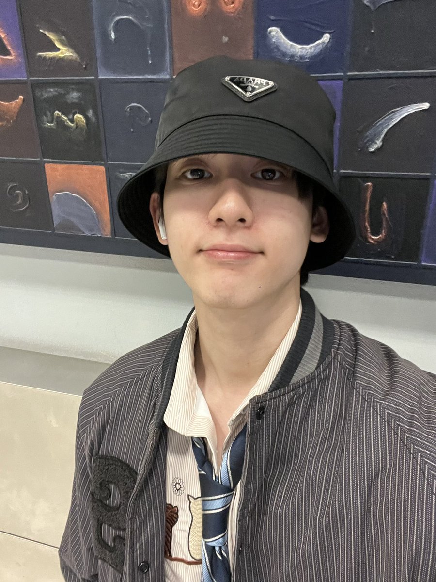 kasibook's tweet photo. ถึงแล้วครับ ครั้งแรกที่ฉันมาประเทศไทย คนไทยน่ารักมากๆครับ 😘😘😘 https://t.co/w7ehePTp9U