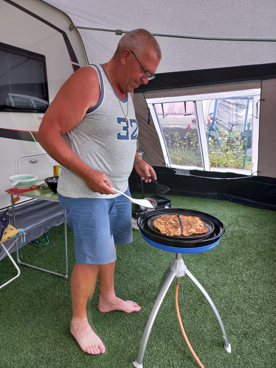 PeterDruijff's tweet photo. T contrast is wel groot, maar beide keren lekker eten op de camping #pannenkoek
En vrienden hadden eigen verse #biefstuk van het slagersmes mee genomen #dikbil
Da's toch wel een #delicatesse voor op de camping, ik had hem precies goed gebakken zeide tegen mij #boterzacht en #mals https://t.co/EWFgrO7m3T