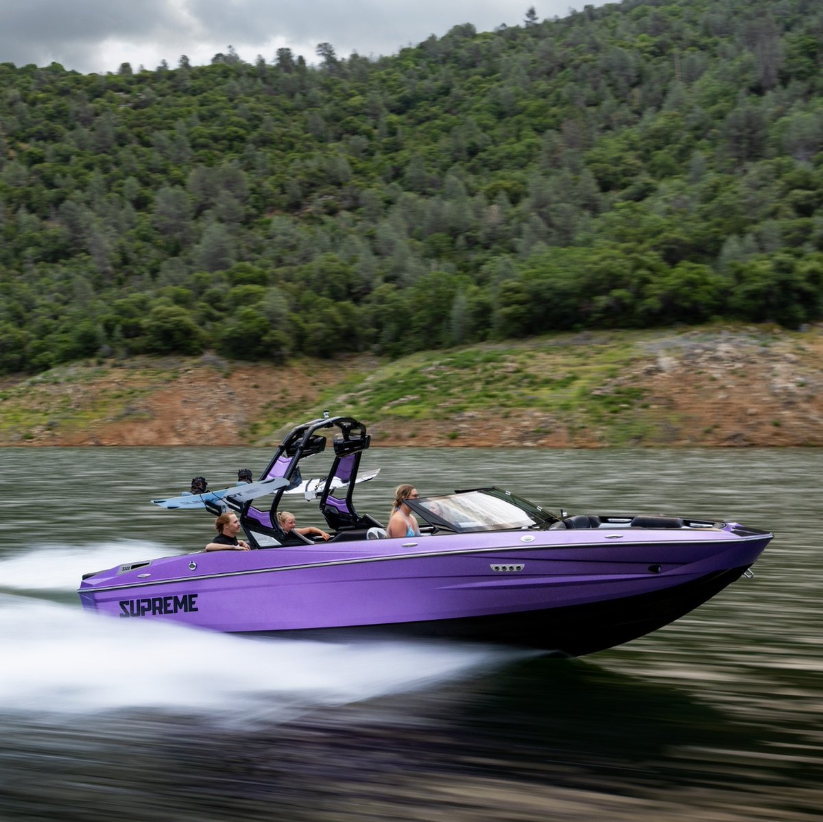 SupremeBoats's tweet photo. The Supreme S220 EZ-V hull cuts through chop like warm butter. 🧈
#supremeboats #s220 #wakeboat #wakeboats #surfboat #surfboats #towboat #towboats #surf #wake #supreme #mvt #mostvaluabletowboat #livesupreme #lake #lakelife #surfing #wakeboard #wakesurf https://t.co/L7FNc7JieR