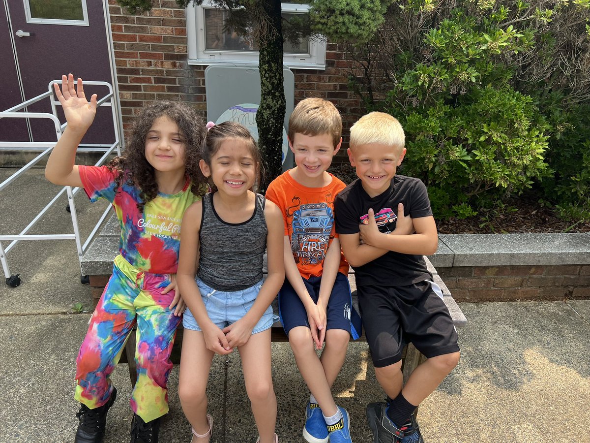 EricaReynolds00's tweet photo. Harvesting our crops in the garden in our Summer Bridge Garden. Grateful for the rain yesterday and the sunshine today 🪴🌱 @CNSchools https://t.co/JWLBT7o11x