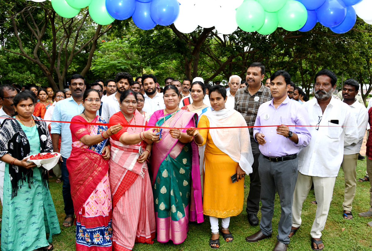 GVMC_VISAKHA's tweet photo. Mayor Smt G. Hari Venkata Kumari along with VMRDA Chairman Smt A Vijaya Nirmala Corporator N Nookaratnam inaugurated the "Waste to Wonder" park at Lawsons Bay Colony, Ward 19. Over 1900 kgs of useless tires used in this process to promote RRR campaign of Swachh Survekshan.

#SwachhSurvekshan2023 
#SwachhSurvekshan2023Visakhapatnam 
#VisakhaSwachhSankalpam 
#VizagSaysNotoPlastic 
#EcoVizag 
#ISupportEcoVizag 
#RRR4LIFE 
#IndiaVsGarbage 
#ChooseLiFE 
#CitizenFeedback 
@AndhraPradeshCM 
@AudimulapSuresh 
@GHVKumariMayor 
@CDMA_Municipal 
@SwachhBharatGov 
@SwachhaAndhra 
@SwachSurvekshan 
@swachhbharat 
@MoHUA_India 
@AmritMahotsav 
@pibvijayawada