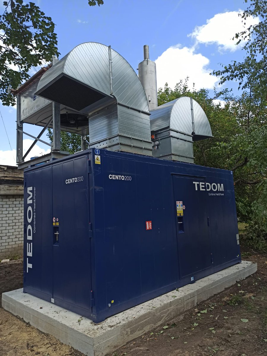 Commissioner for Reconstruction of 🇺🇦 for the Czech Republic, <a href="/TomasKopecny_CZ/">Tomáš Kopečný</a> handed over, to the Mayor of Chugijiv city in the Kharkiv region, the certificates for two TEDOM #CHP units, which were delivered within the humanitarian programme of the Ministry of Foreign Affairs 🇨🇿