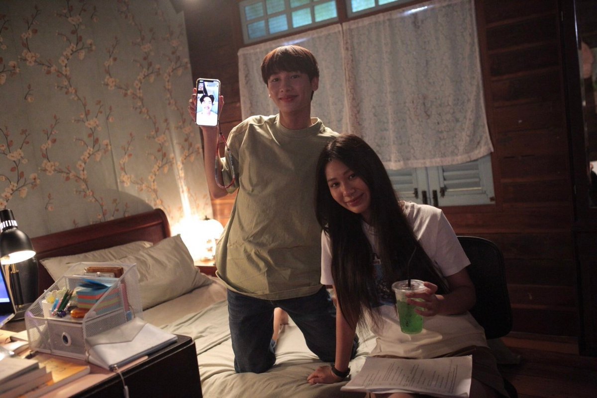 CookingCrushTH's tweet photo. เอารูปเบื้องหลังน่ารักๆ มาฝากจ้าาา
รอบนี้มีน้องพิมด้วยน้าา ฝากเป็นกำลังใจให้น้องพิมด้วยนะทุกคน 💖

#CookingCrushSeries #GMMTV
@off_tumcial @AtthaphanP @pimwalee_ https://t.co/BgC9OTC5FV