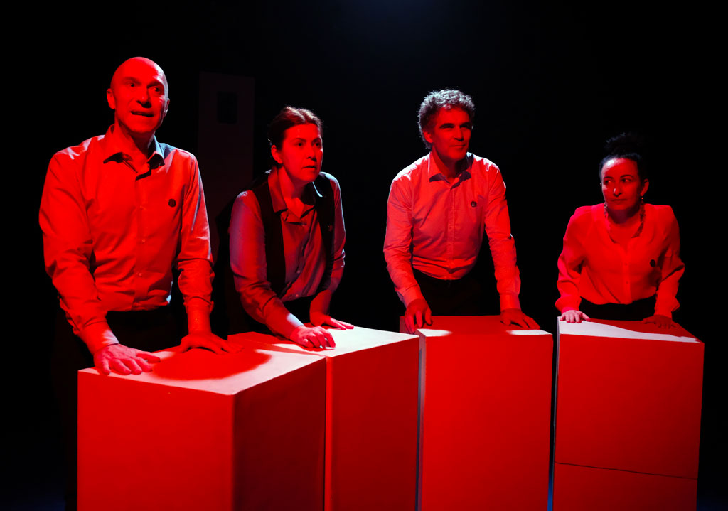 WandererSite's tweet photo. Après "Picture a day like this" à @festival_aix , un autre texte de Martin Crimp mis en scène au @festOffAvignon , Atteintes à sa vie, par le @Th_Transversal . @thierry_jallet rend compte.
https://t.co/kUwLsU8XeJ https://t.co/mB90RF6ccY