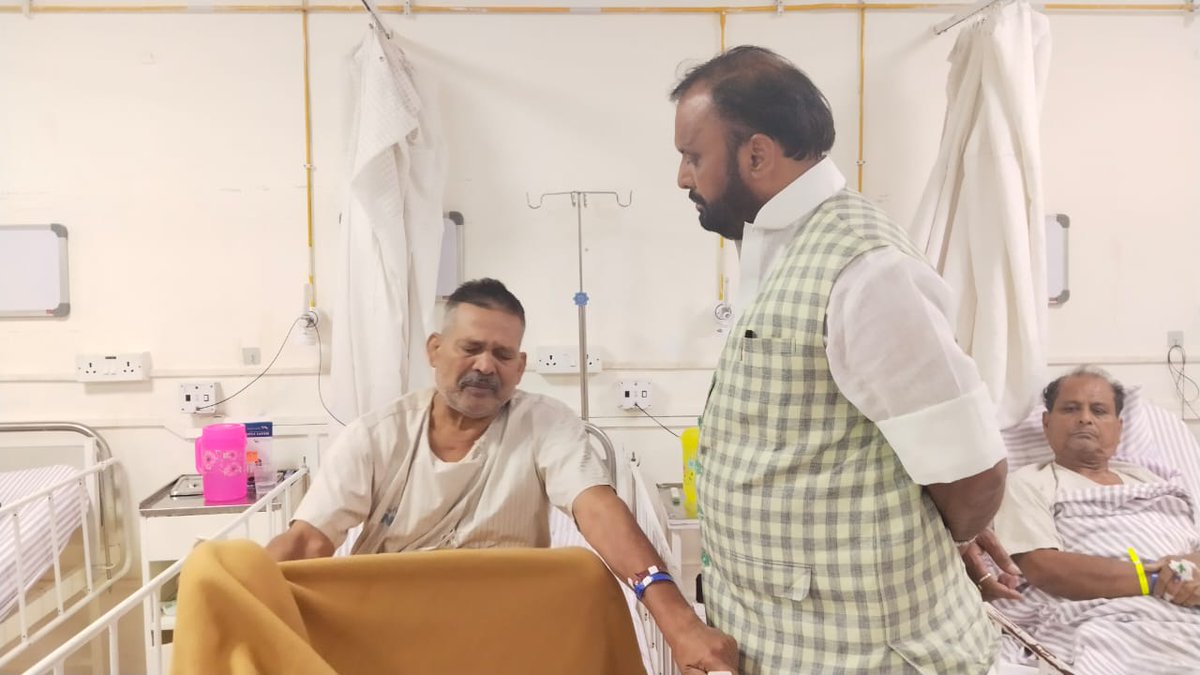 opsinghofficial's tweet photo. पूर्व जिला पंचायत सदस्य ओमकार यादव जी के चाचा महेंद्र यादव पहलवान जी का रविंद्र नाथ टैगोर हॉस्पिटल कोलकाता में पहुंचकर स्वास्थ्य की जानकारी लीं। https://t.co/KqFGt2GD2z