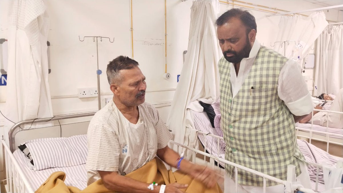 opsinghofficial's tweet photo. पूर्व जिला पंचायत सदस्य ओमकार यादव जी के चाचा महेंद्र यादव पहलवान जी का रविंद्र नाथ टैगोर हॉस्पिटल कोलकाता में पहुंचकर स्वास्थ्य की जानकारी लीं। https://t.co/KqFGt2GD2z