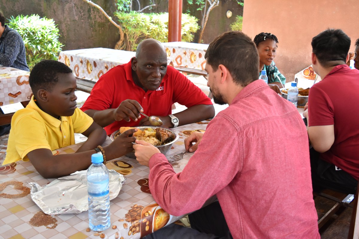 Un délicieux festin de saveurs et de traditions !

Nos incroyables stagiaires ont fait leur premier pas vers l'intégration, embrassant la joie de partager le repas avec leurs familles d'accueil après la chaleureuse cérémonie d'adoption.

#PeaceCorps #HowISeePC #Guinea