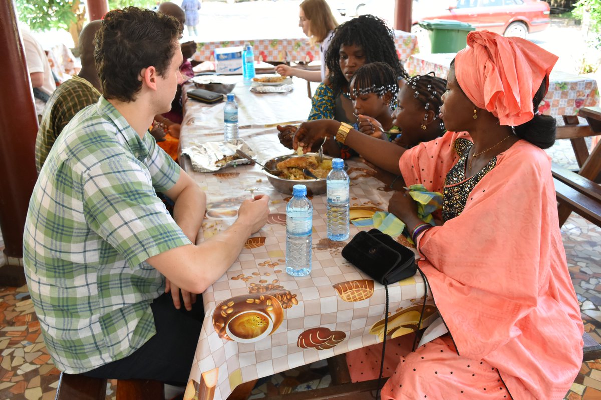 PCGuinea's tweet photo. Un délicieux festin de saveurs et de traditions !

Nos incroyables stagiaires ont fait leur premier pas vers l'intégration, embrassant la joie de partager le repas avec leurs familles d'accueil après la chaleureuse cérémonie d'adoption.

#PeaceCorps #HowISeePC #Guinea https://t.co/DihaVLCNBd