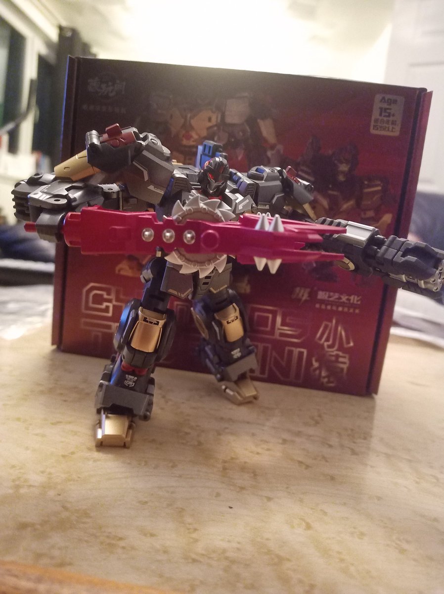 Kureigu8's tweet image. 1/3 Thormini arrived this week from @ShowZStore . CangToys failed me on this one, no knee bend unless I untab part of the transformation? The joints are super stiff and the shoulder pads limit the arms movement. Looks good though. #Transformers #CangToys #ThorMini