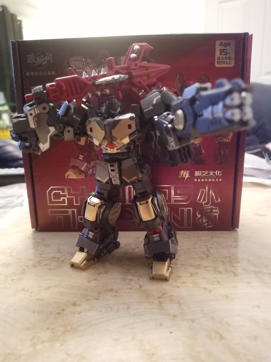 Kureigu8's tweet image. 1/3 Thormini arrived this week from @ShowZStore . CangToys failed me on this one, no knee bend unless I untab part of the transformation? The joints are super stiff and the shoulder pads limit the arms movement. Looks good though. #Transformers #CangToys #ThorMini