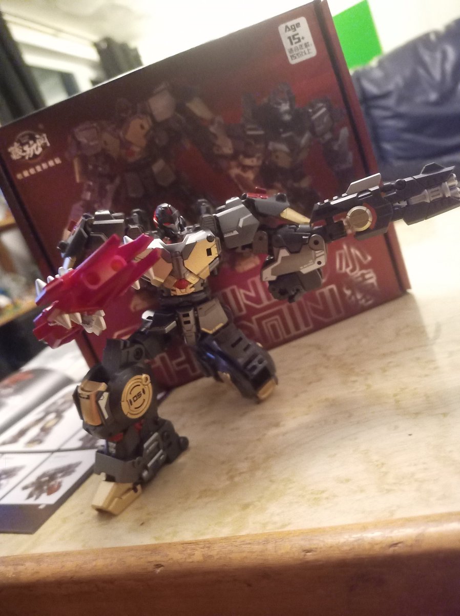 Kureigu8's tweet image. 1/3 Thormini arrived this week from @ShowZStore . CangToys failed me on this one, no knee bend unless I untab part of the transformation? The joints are super stiff and the shoulder pads limit the arms movement. Looks good though. #Transformers #CangToys #ThorMini