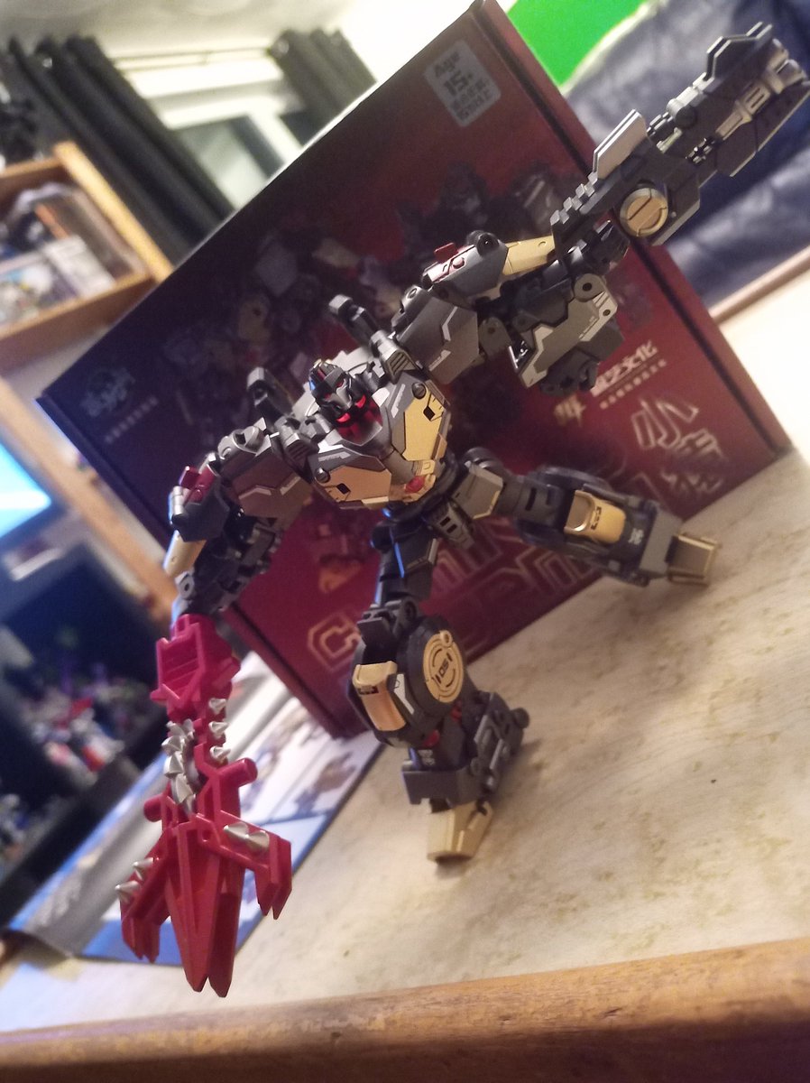 Kureigu8's tweet image. 1/3 Thormini arrived this week from @ShowZStore . CangToys failed me on this one, no knee bend unless I untab part of the transformation? The joints are super stiff and the shoulder pads limit the arms movement. Looks good though. #Transformers #CangToys #ThorMini