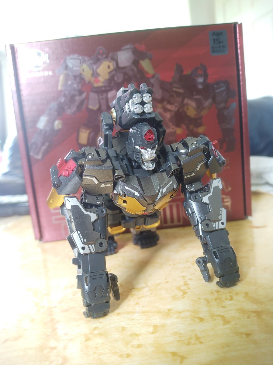 Kureigu8's tweet image. 2/3 Altmode is really limited articulation on the back legs, not much you can get out of poses. Nice gorilla face sculpt. #Transformers #Altmode #Gorilla #ThorMini #CangToys
