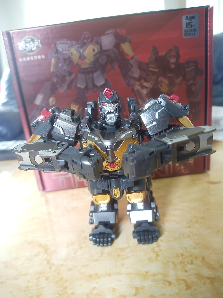 Kureigu8's tweet image. 2/3 Altmode is really limited articulation on the back legs, not much you can get out of poses. Nice gorilla face sculpt. #Transformers #Altmode #Gorilla #ThorMini #CangToys
