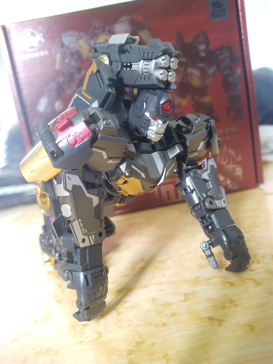 Kureigu8's tweet image. 2/3 Altmode is really limited articulation on the back legs, not much you can get out of poses. Nice gorilla face sculpt. #Transformers #Altmode #Gorilla #ThorMini #CangToys