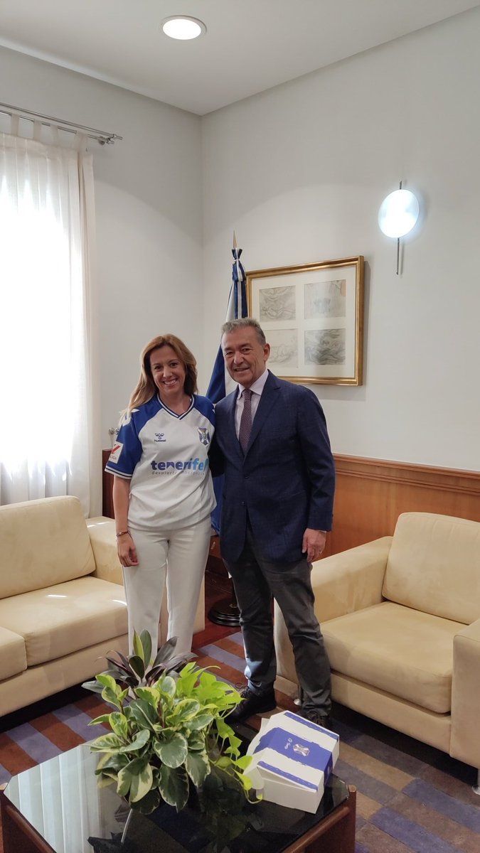rdavmam's tweet photo. ⚽ Un orgullo y un honor recibir al presidente del @CDTOficial con el que desde el @CabildoTenerife vamos a trabajar en favor del deporte en toda la isla. #YoSoyTenerife 

Con la ilusión puesta en el ascenso a primera división. ¡Vamos Tete! 🏴󠁧󠁢󠁳󠁣󠁴󠁿 https://t.co/Koj7C3eXtM