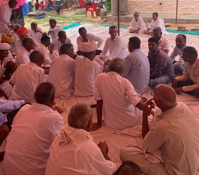 TejpalMirdha's tweet photo. खींवसर विधानसभा क्षैत्र के ग्राम जनाणा निवासी कमलकिशोर जी, सिबूराम जी के बड़े पिताजी श्री मूलाराम जी के स्वर्गलोक वासी हो जाने पर उनके निवास स्थान पर रखी गयी बैठक में शामिल होकर शोक संतप्त परिवारजनों को ढाढ़स बंधाया। #खींवसर #khimsar https://t.co/I5xJFozcNA