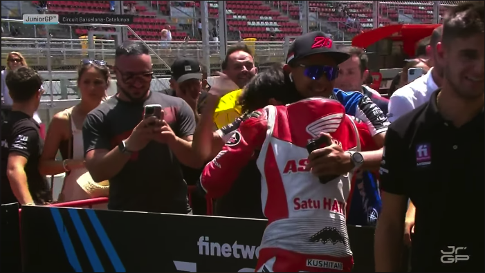 Momen saat <a href="/dimaspratama20/">Dimas Ekky Pratama</a> mengucapkan selamat kepada Fadillah Arbi Aditama di parc ferme JuniorGP Catalunya.

🤝