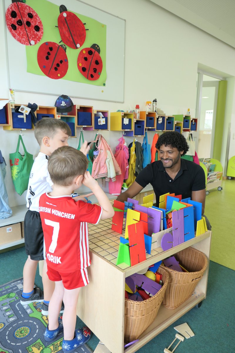 #KitaPolitikTage in Bayern. Den Anfang macht vergangene Woche <a href="/benniadjei/">Benjamin Adjei</a> im #FRÖBEL-Haus für Kinder Eisnergutbogen in #München. Für bessere Rahmenbedingungen, mehr Personal aus verwandten Berufsgruppen und die Schließung der Betriebskostenlücke. <a href="/paritaet_bayern/">Der Paritätische in Bayern</a>
