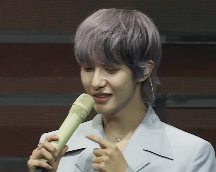 renjun and his light green mic 🌱