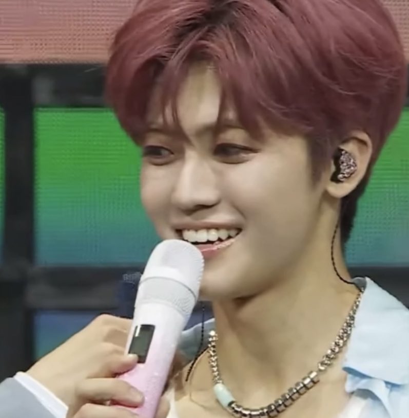 jaezeni's tweet photo. jaemin’s glittery pink mic 💖 https://t.co/CA8stYwcy5