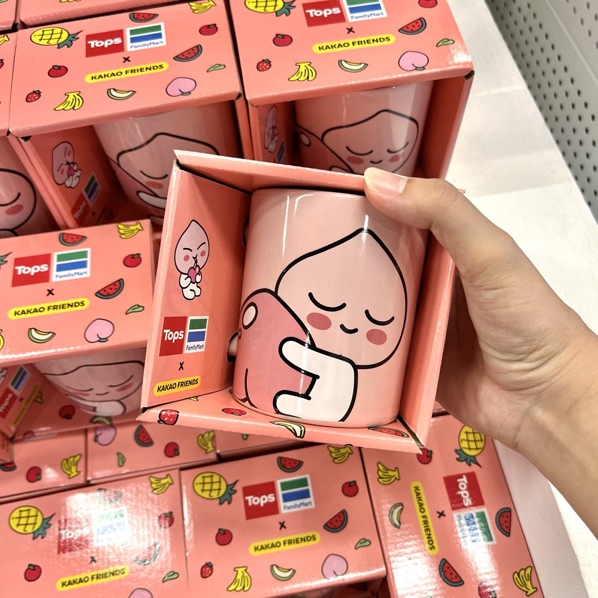 maerdmed's tweet image. เดินเล่นที่ท้อปแล้วเจอแก้วน้องเอพีชเรียงราย นี่รีบเดินกลับมาเลยทำยังไงชั้นถึงจะได้เทอมาครอบครอง! ซื้อนมโอ๊ต alpro ครบ 800 บาทเอาไปแลกแก้วได้ ฮืออออ อยากได้ น้องน่ารักมากกกกกกกกกกกก 🥺🍑🎟️ #kakaofriends #apeach