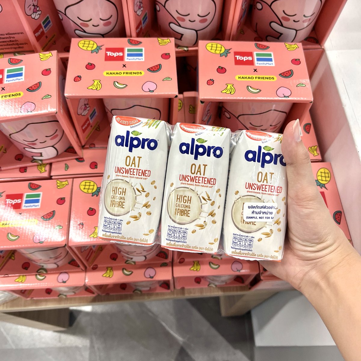 maerdmed's tweet image. เดินเล่นที่ท้อปแล้วเจอแก้วน้องเอพีชเรียงราย นี่รีบเดินกลับมาเลยทำยังไงชั้นถึงจะได้เทอมาครอบครอง! ซื้อนมโอ๊ต alpro ครบ 800 บาทเอาไปแลกแก้วได้ ฮืออออ อยากได้ น้องน่ารักมากกกกกกกกกกกก 🥺🍑🎟️ #kakaofriends #apeach