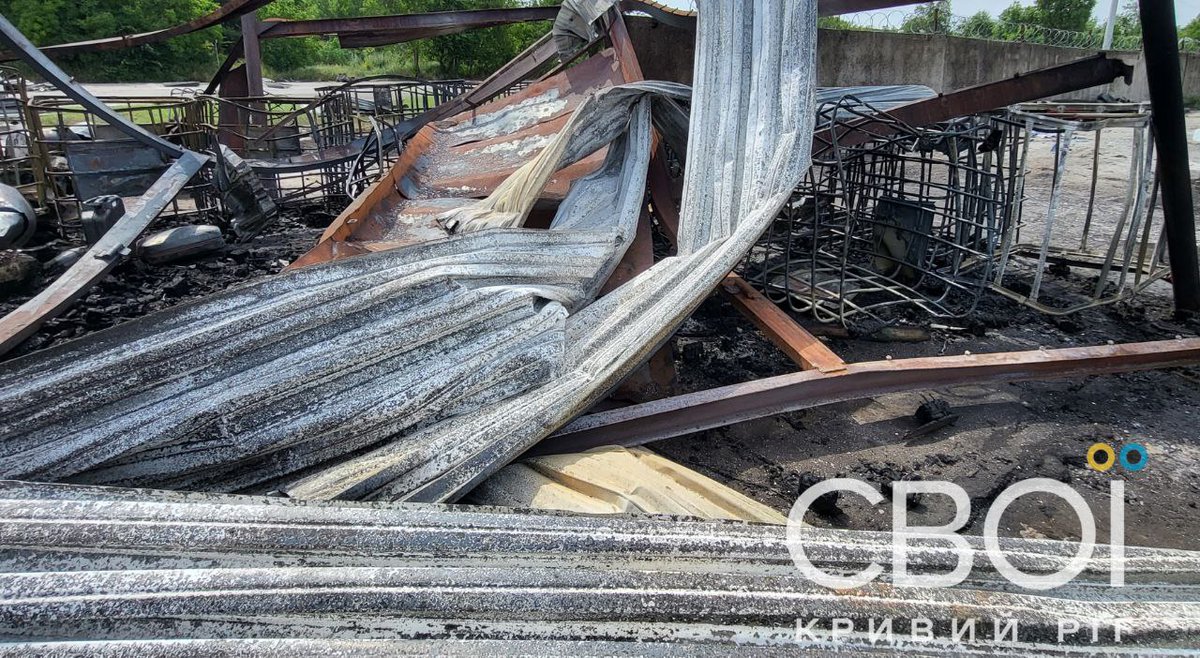 Recently the terrorist state russia shelled a feed production plant of the Kramar Group in Dnipropetrovsk region.

One of the workshops is completely destroyed. Fortunately, there were no fatalities.
#RussiaUkraineWar️ 
#RussiaIsATerroristState