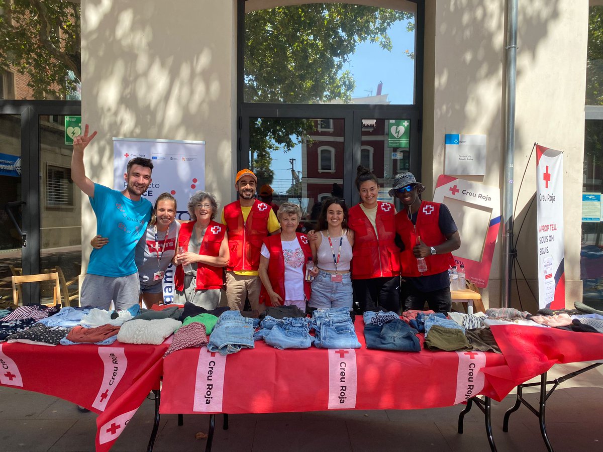 CreuRoja_Mataro's tweet photo. 📌Dissabte vam fer l'última activitat del #SorteigOr a #Mataró
👕Vam preparar un mercat de roba solidari amb el que podies agafar dues peces de roba per l'adquisició d'una butlleta.
❤️Moltes gràcies a tots els qui van col·laborar i a l'equip de voluntariat per fer-ho possible! https://t.co/wOl8JStlw2