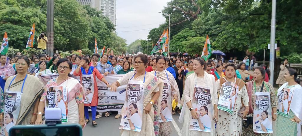 AITCofficial's tweet photo. Today, our women leaders held a rally in Kolkata to uphold our indomitable spirit towards fighting against tyranny.

Under the able guidance of Hon'ble Chairperson Smt @MamataOfficial, we shall always walk the path of courage & valour. 

Join us at Dharmatala on July 21st to commemorate the selfless sacrifice of our brave martyrs.