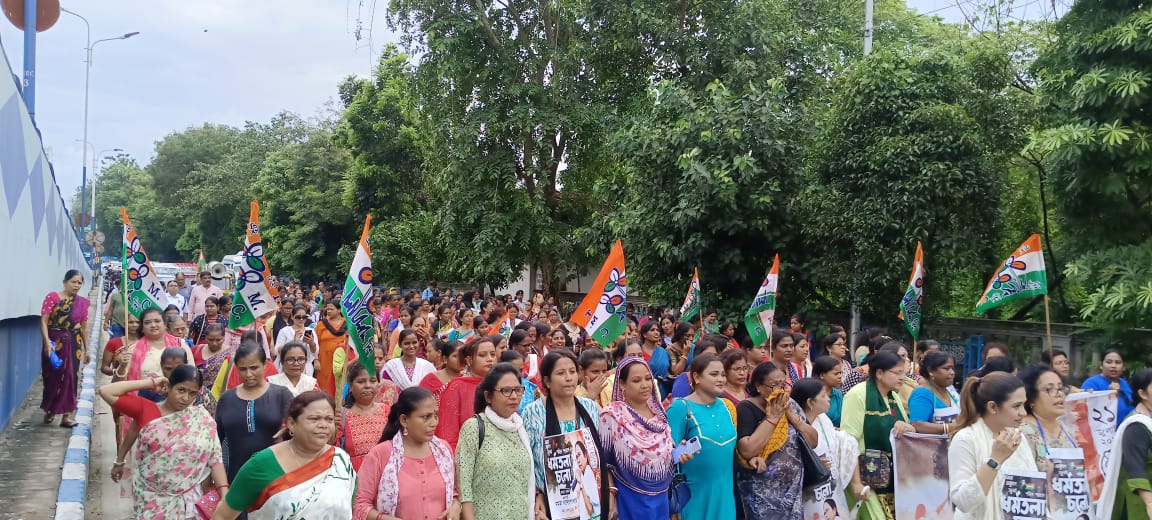 AITCofficial's tweet photo. Today, our women leaders held a rally in Kolkata to uphold our indomitable spirit towards fighting against tyranny.

Under the able guidance of Hon'ble Chairperson Smt @MamataOfficial, we shall always walk the path of courage & valour. 

Join us at Dharmatala on July 21st to commemorate the selfless sacrifice of our brave martyrs.