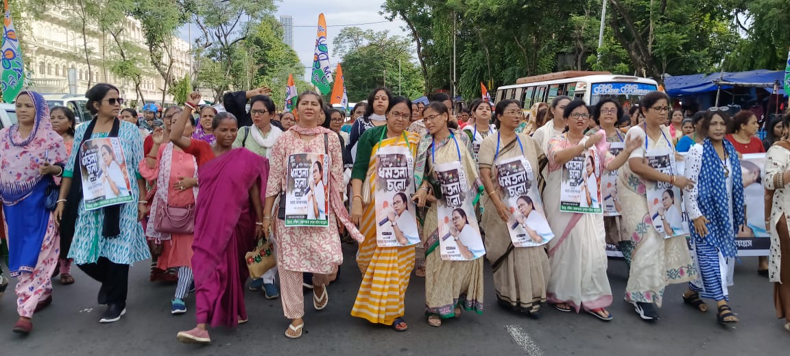 AITCofficial's tweet photo. Today, our women leaders held a rally in Kolkata to uphold our indomitable spirit towards fighting against tyranny.

Under the able guidance of Hon'ble Chairperson Smt @MamataOfficial, we shall always walk the path of courage & valour. 

Join us at Dharmatala on July 21st to commemorate the selfless sacrifice of our brave martyrs.