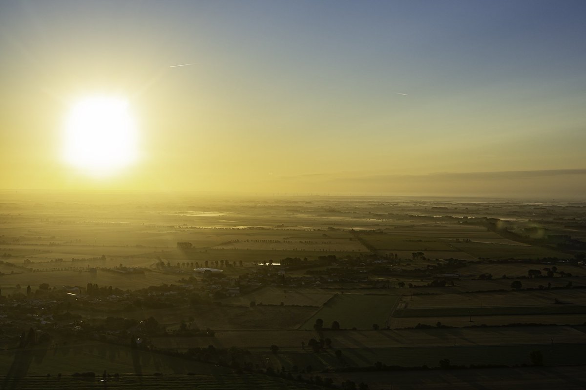 Troospea's tweet photo. La verdoyance du Marais Poitevin ce lundi matin, depuis le ballon de @Terres_denvol 🎈 Un moment magique ! 🌅🌳🌍
#maraispoitevin #vendee #veniseverte #montgolfiere https://t.co/e8nXyXpk4V