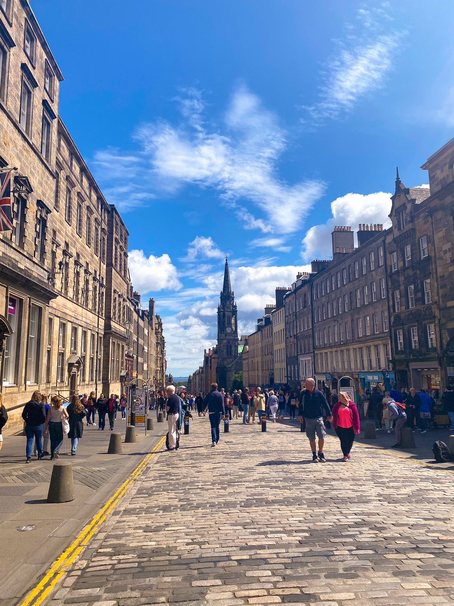 Blue skies in #EDINBURGH, what a way to start the week🙏 Did you know that the #TheRoyalMile isn’t really a mile long at all?🤯 It’s a Scots mile, so actually runs a little longer at 1.81km🏴󠁧󠁢󠁳󠁣󠁴󠁿