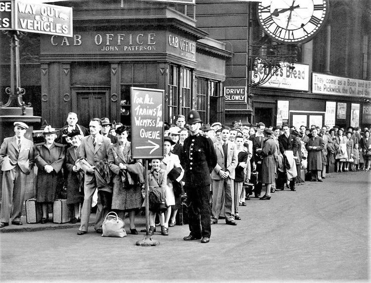 seery_o's tweet photo. On #FairMonday when my fellow Glasgow folk head off to exotic destinations, here is their ma and da or auntie and uncle or Granda and Granny queuing at Glasgow Central for the Wemyss Bay ferry.
How the times have changed. https://t.co/E8PZtUqbHS