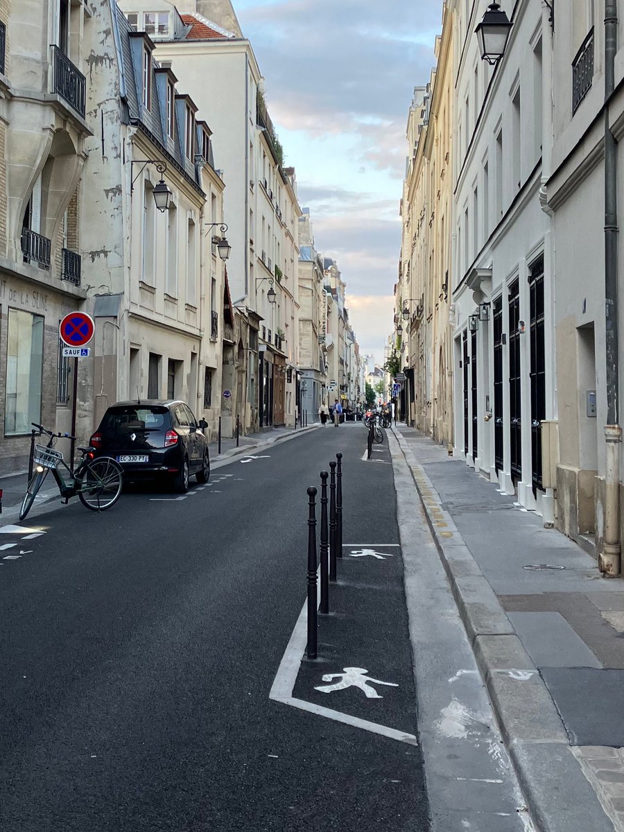 La Mairie de Paris vient d’inventer les « places piétons » : puisqu’on vous dit qu’#AnneHidalgo a révolutionné les mobilités à Paris… Des génies. #saccageparis