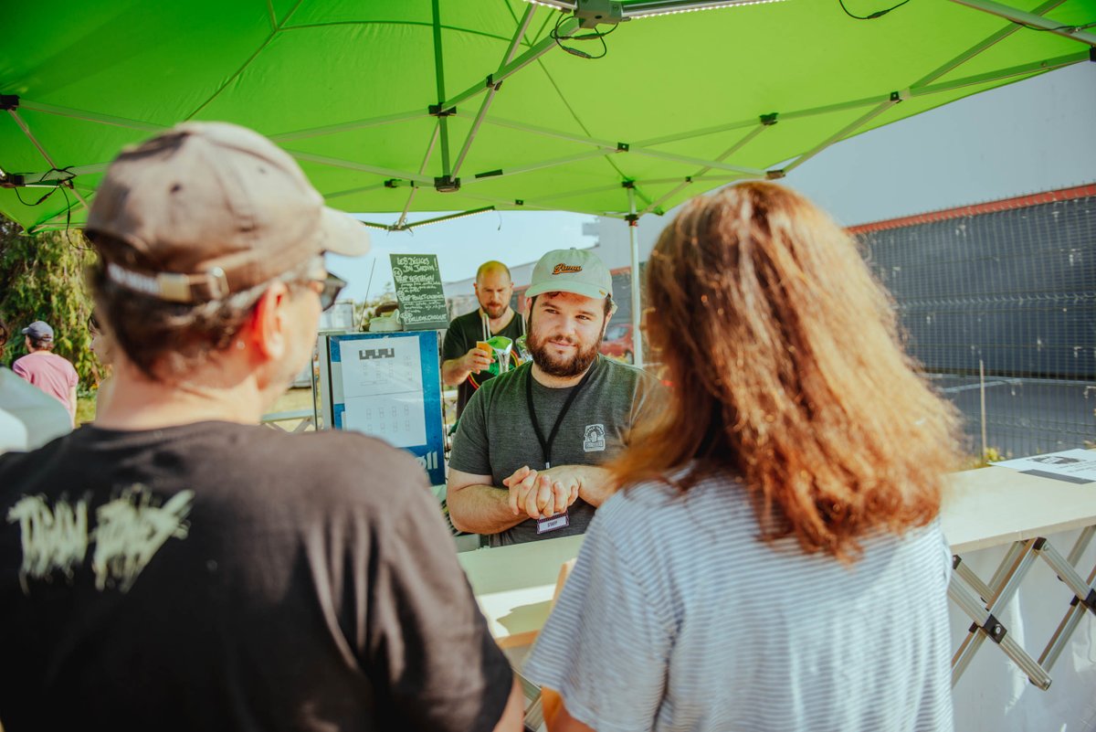 Être bénévole au #JardinModerne 🙌 en aidant sur les événements en technique, en bar ou encore en catering, en proposant des projets... Venez en savoir plus au Rendez-vous des Bénévoles le mercredi 13 septembre 2023 ➡️ jardinmoderne.org/agenda/le-rend… Photo : Louise Quignon #Rennes