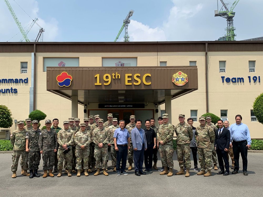 citrain64's tweet photo. 한반도 전시증원 전력 인
제412공병사령부(412th Engineer Command)
예하 제302기동강화여단(MEB)
'제368공병대대 전방공병지원팀(FEST)' 한국에 전개.

주한미군인 미육군공병단 극동지역분국(USACE FED),
제19원정지원사령부 &amp; 한국군과 
'23년 6월 13일 연합훈련 실시한 것을 7월 14일 공개. https://t.co/AhfuZmjcxP