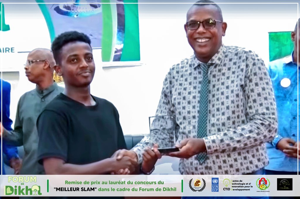 ForumDeDikhil's tweet photo. [#𝗙𝗼𝗿𝘂𝗺𝗗𝗲𝗗𝗶𝗸𝗵𝗶𝗹]

📸🏆✨️𝗗𝗮𝗯𝗮𝗹𝗲𝗵 𝗠.𝗛𝗮𝗺𝗮𝗱𝗼𝘂, 𝗹𝗮𝘂𝗿é𝗮𝘁 𝗱𝘂 𝗰𝗼𝗻𝗰𝗼𝘂𝗿𝘀 𝗱𝘂 "𝗠𝗲𝗶𝗹𝗹𝗲𝘂𝗿 𝗦𝗹𝗮𝗺" organisé dans le cadre du Forum de Dikhil 

#Djibouti #Cohésion #Sociale #Résilience #Communautaire #Concours #Slam #Art #Culture  #Winner https://t.co/oiRt0QcovA