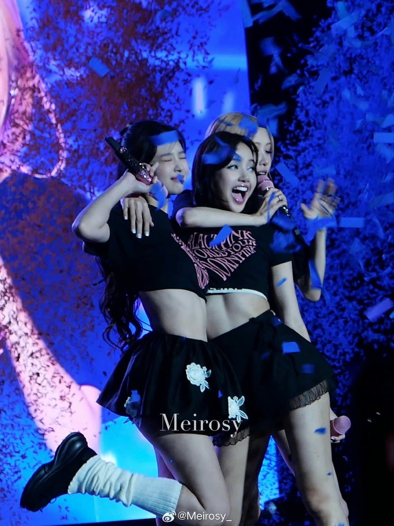 catmeowm555's tweet photo. This is my WORLD 😭
#JENLISA https://t.co/cgMlbAcrmy