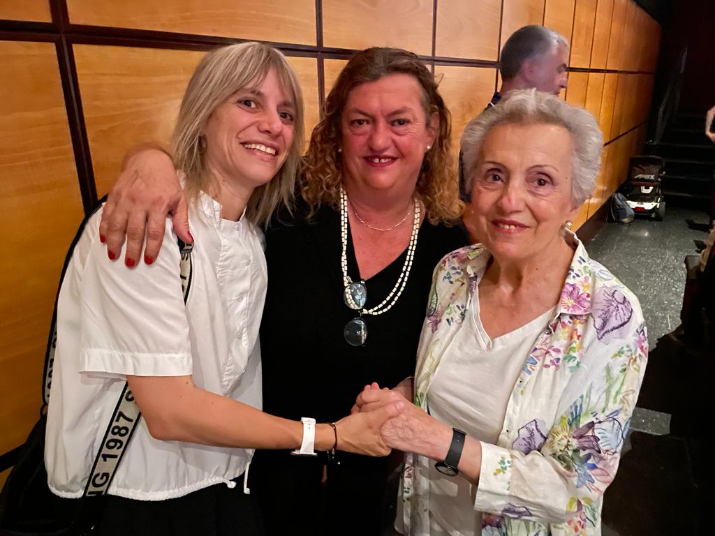 L'Alba, la Marta i la Mercè a l'estrena de la sessió fotogràfica dels voluntaris d'El Xiprer al Cinema Edison de Granollers.📸 #elxiprer #Granollers #voluntaris #voluntariat #fundació #acciósolidària #acciósocial