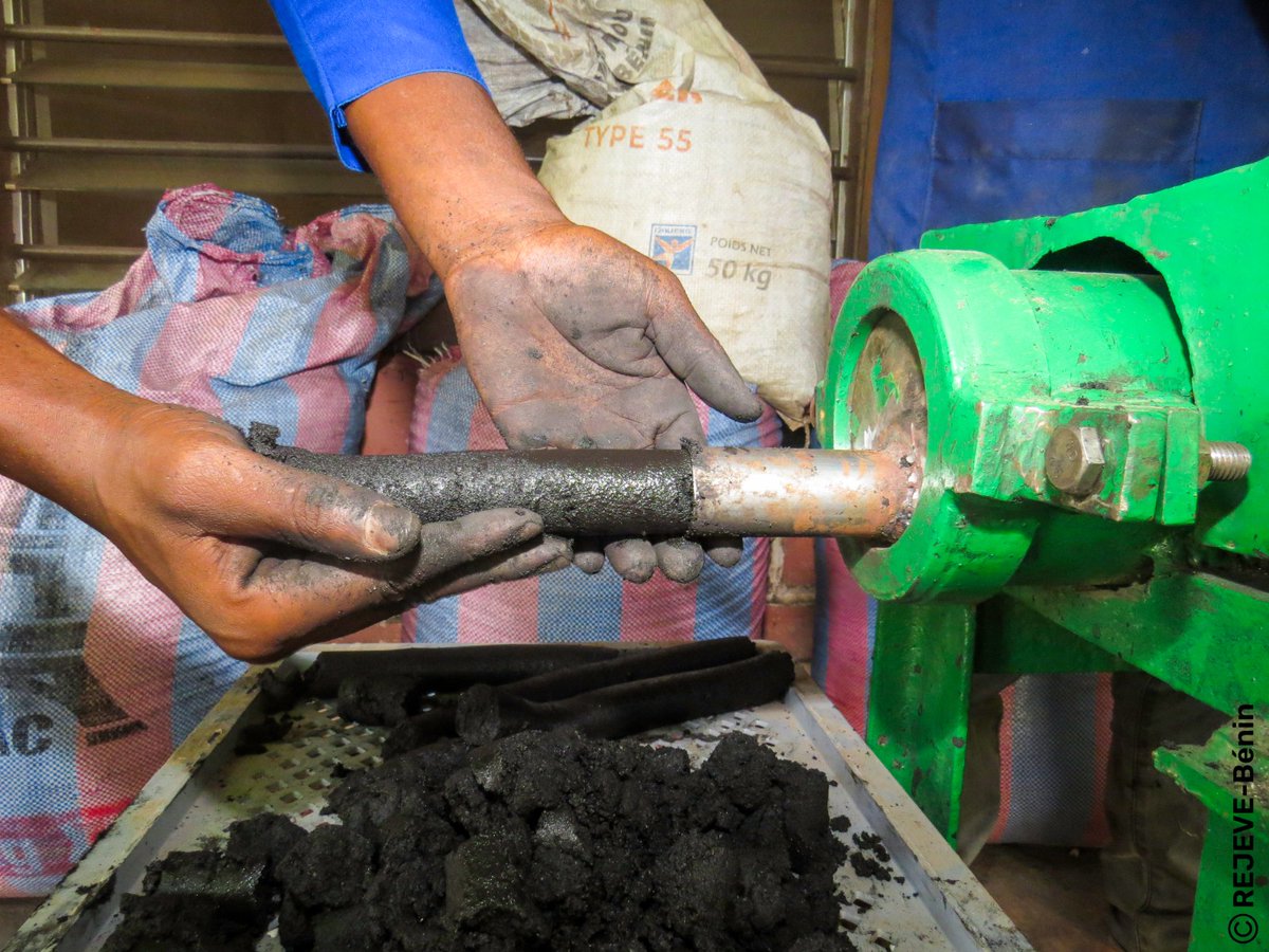 Expérimentation en vue de la production des biocombustibles à usage domestique, produits à base des déchets de production agricole, pour lutter contre le déboisement et réduire l'usage de bois de chauffe dans les ménages en milieu rural. 

#wasexo #nanto