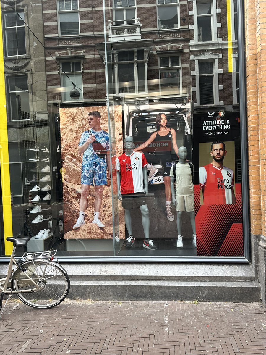 pantera260's tweet photo. Centrum Den Haag! Winkels met Feyenoord reclame en tenue’s te koop!
@ADODenHaag. Wat gaat hier mis? https://t.co/YgotQRXiAE