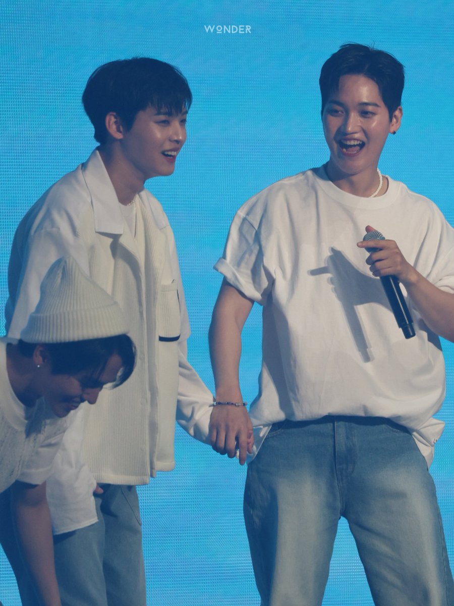 230716 패밀리콘 엔딩 #ONF #제이어스 
#이승준 #J_US  #효진 #리더즈 #온앤오프

손을 어떻게 잡은거지🫠
손을 왜 안 놓는거지...🐰🐶