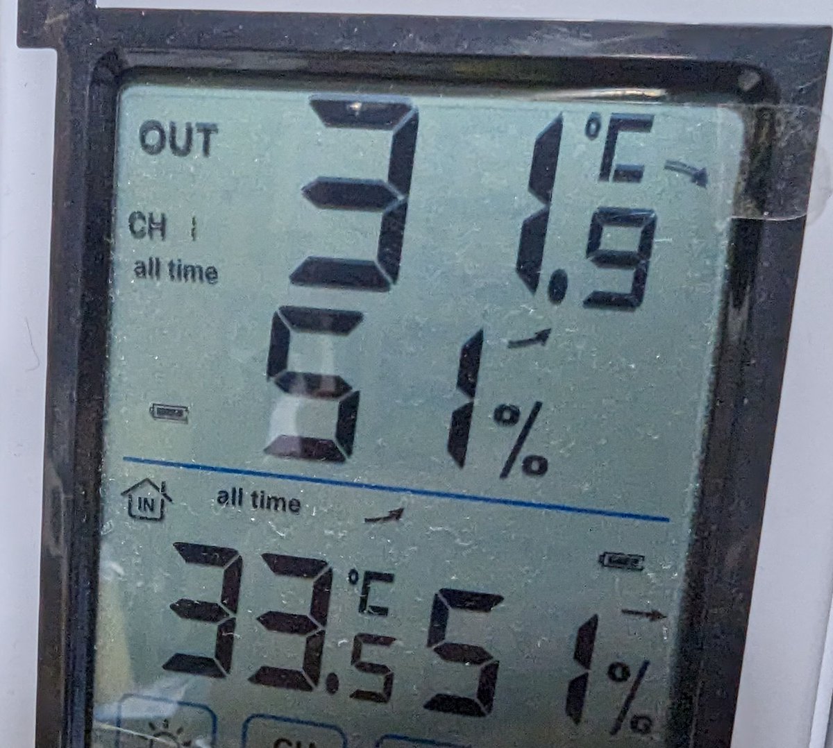cocokit's tweet image. 帰宅った #tadaima
20:50現在の部屋の気温（下段）と外の気温（上段）です。ご確認ください。🙄