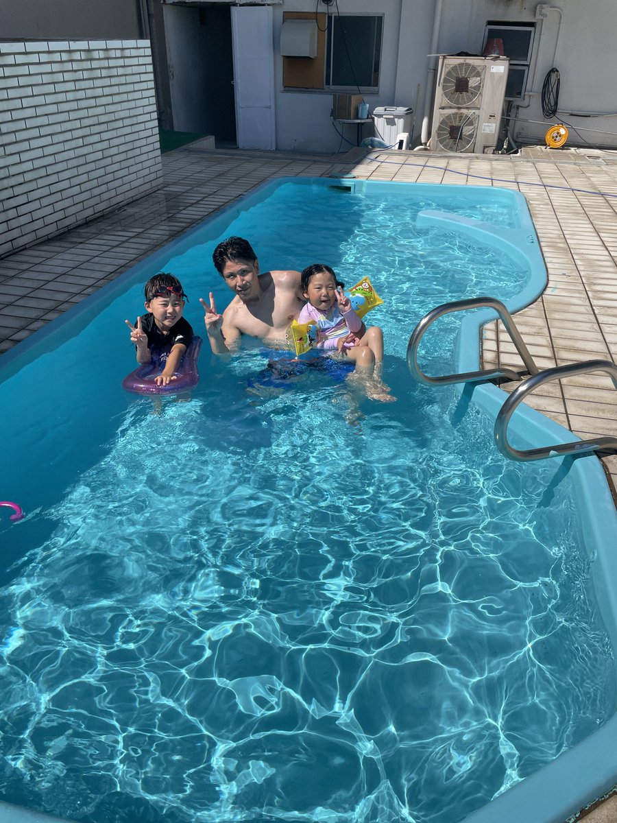 hi777ro's tweet photo. 今年2回目の下田聚楽ホテル〜😝
プールでカロリー消費してバイキング🥰
相変わらず本マグロの刺身うましー😍
20才になる息子どんだけ食うんだー？笑
写真は甥っ子ー☺️ https://t.co/bSdZaos0YP