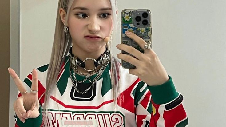 𝐂reanlo o no, esta fue la apariencia de 𝑏unny 🐇♡︎ 𝕔eosita mientras estaba en el #Debut_Edelsteine tenia que camuflarme para que mis niños no notaran la cantidad de fotos que les saque en cuanto sono #Edel_Homerun. 𝚈o la más orgullosa! 

𝙼ysti𝑐ål 🎞️ ࣭ ⸰ 𓂋 𝑔rap𝚑i𝑞uēs